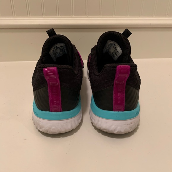 Nike ladies athletic tennis shoes - Picture 2 of 9